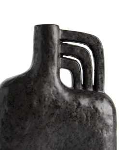 Lina vaas H21cm in de kleur Zwart - COCOmaison