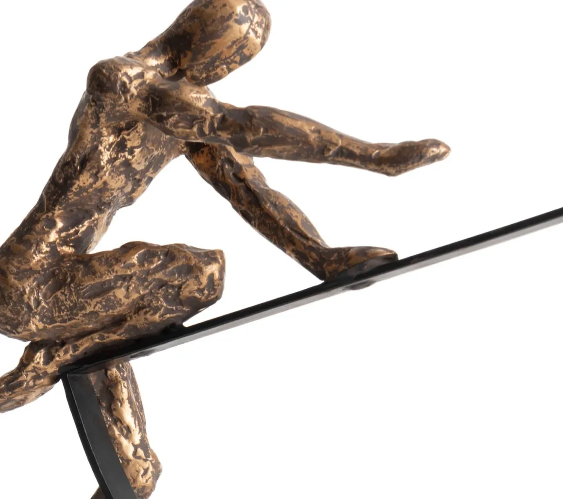 Pushing beeld (H33cm) in de kleur Goud - COCOmaison