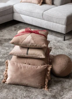 Timeless Aria kussen 45x45cm in de kleur Camel - COCOmaison