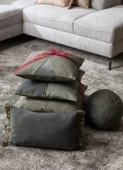 Timeless Avery kussen 50x50cm in de kleur Olijf - COCOmaison