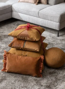 Timeless Scott kussen dia 25cm in de kleur Geel - COCOmaison