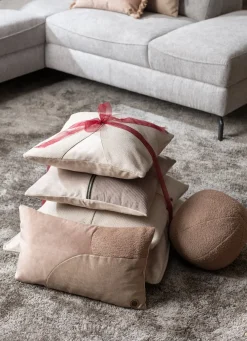 Timeless Scott kussen dia 25cm in de kleur Camel - COCOmaison